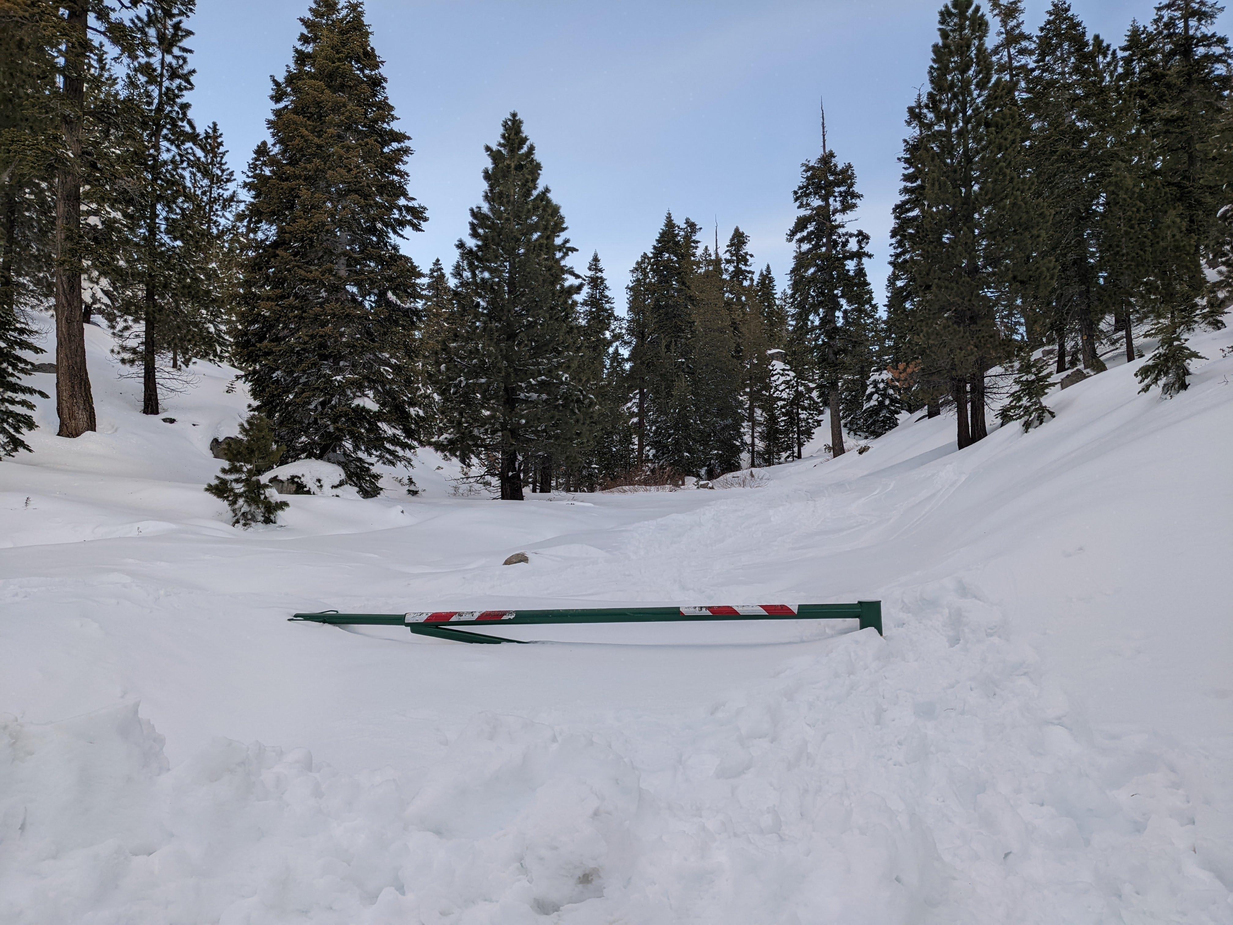 The trailhead, most of the snow accumulated during the snowstorm two days ago